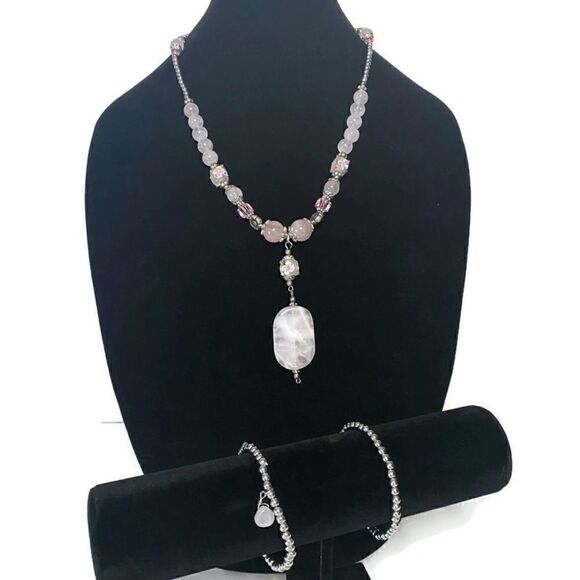 Pink and White Stone Beaded Necklace with Silver-Tone. - Picture 1 of 6